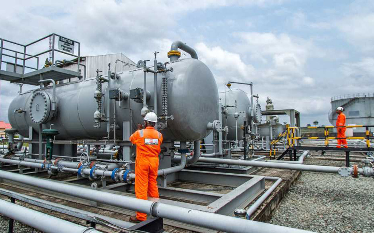 International financiers poised to fund the construction of approximately 20 modular refineries in Nigeria have withheld their financial support, citing the lack of guarantees for crude oil supply to these facilities once they are completed.